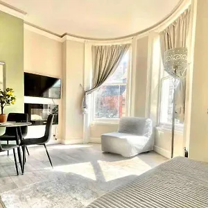 central-apartment-2-minutes-from-sea-front.brighton-hotels-england.com/